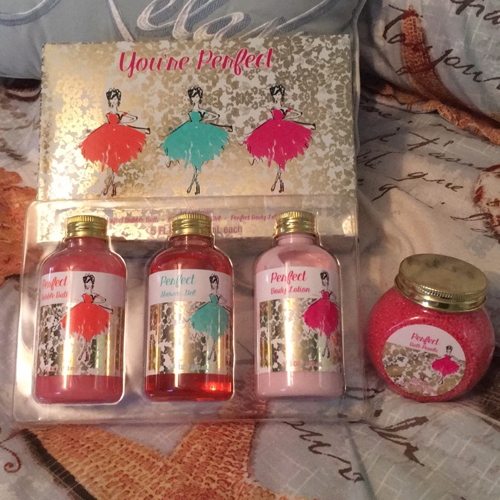 FREE WITH PURCHASE Charming Charlie’s bath set